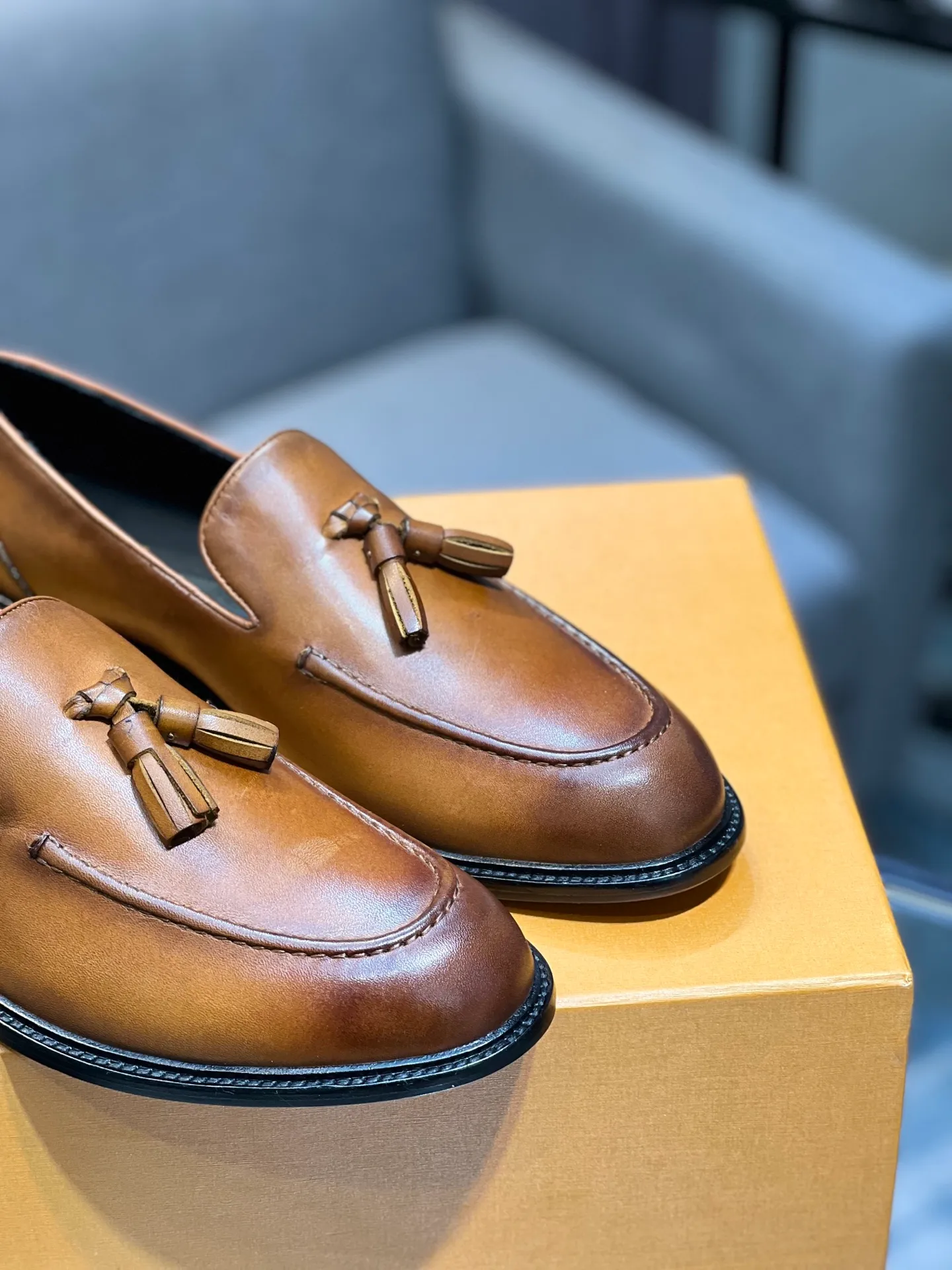 Men's shoes 💰1020 LV top luxury brand, high-quality men's business formal leather shoes, imported genuine leather soles! Customized imported leather, the first layer of open-edge beaded lacquered cowhide, the texture is incomparable, the imported cowhide lining, high-end high-end shoes, don't miss it! size:39-44 (Male 38 45 46 customized)